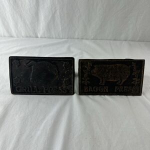 2 Vintage Cast Iron Bacon Press & Grill Press Wood Handle Pig Design Home Town‎